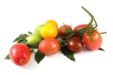 Beyaz arka planda lezzetli olgun domatesler