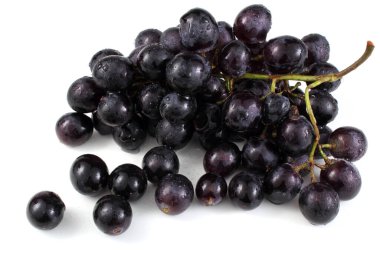 Beyaz arka planda izole edilmiş taze üzümler.