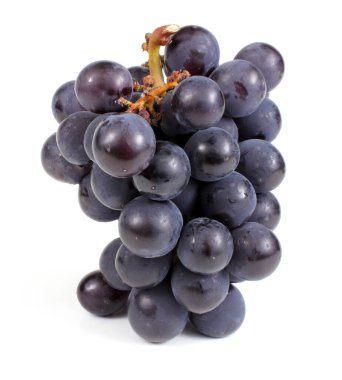 Beyaz arka planda izole edilmiş taze üzümler.
