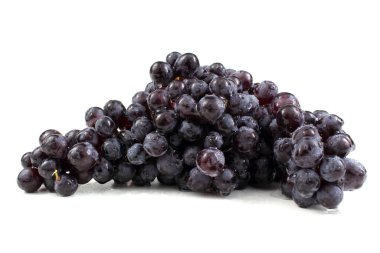 Beyaz arka planda izole edilmiş taze üzümler.