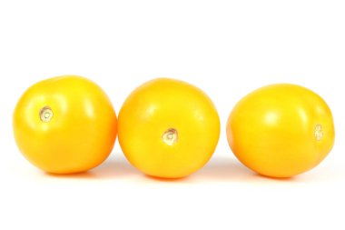 Beyaz arka planda lezzetli olgun domatesler