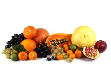 Beyaz arkaplanda farklı meyve ve böğürtlen