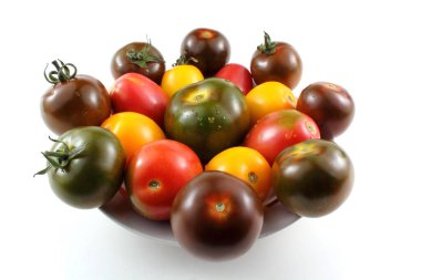 Beyaz arka planda lezzetli olgun domatesler