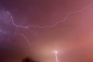 Fırtına var. Gece gökyüzünde aydınlatma
