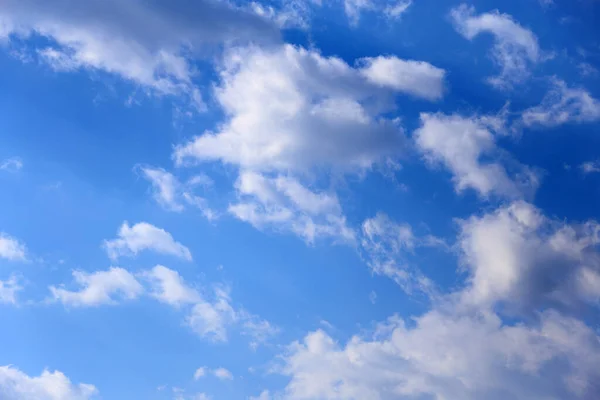 ふわふわ雲空の背景 — ストック写真