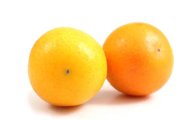 Naranjas Hojas Aisladas Sobre Fondo Blanco — Foto de Stock