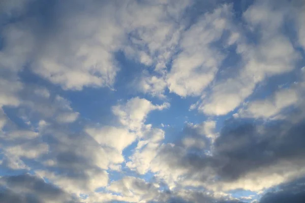 Pluizige Wolken Lucht Achtergrond — Stockfoto