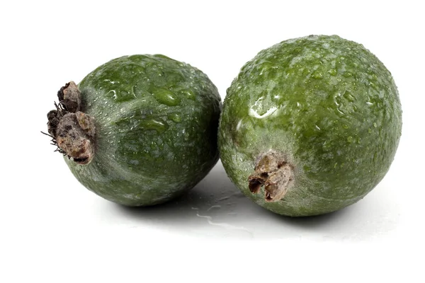 Nasse Feijoa Früchte Isoliert Auf Weiß — Stockfoto