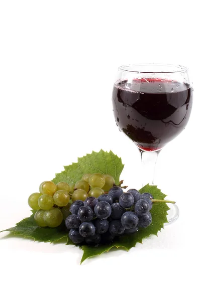 葡萄和白葡萄酒被隔离 — 图库照片