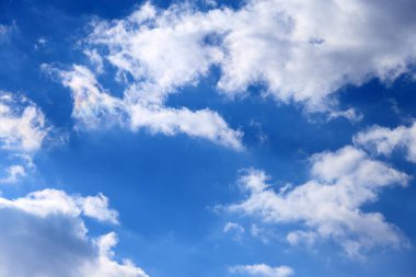 Arka planda kabarık bulutlar