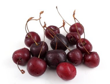 Kırmızı kirazlar beyaz üzerine izole edilmiş