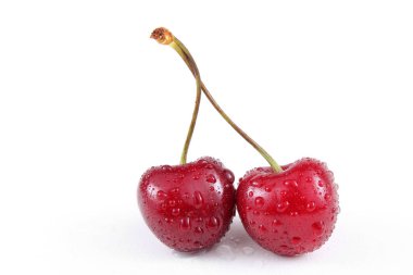 beyaz arkaplanda izole kirazlar