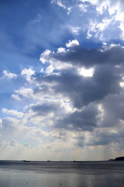 Güneş ışınları bulutların arasından düşüyor.