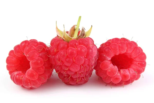 Reife Himbeeren Mit Isolierten Blättern Auf Weißem Hintergrund — Stockfoto