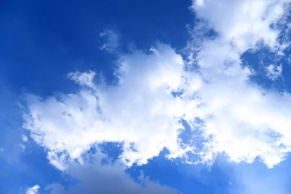 青い空のサーラス雲 — ストック写真