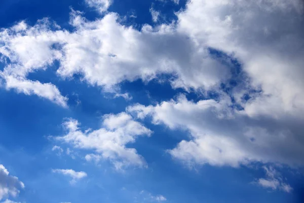 背景にふわふわの雲 — ストック写真