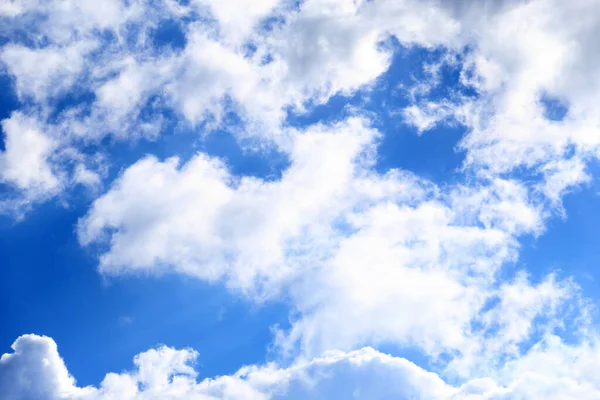 背景にふわふわの雲 — ストック写真