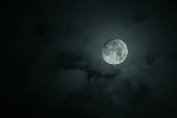 Полная Луна Над Ночным Небом — стоковое фото