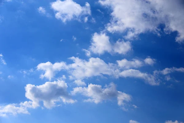 青い空のサーラス雲 — ストック写真