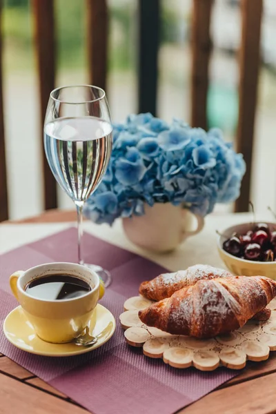 Ochtend Ontbijt Het Balkon Croissants Koffie Bessen — Stockfoto