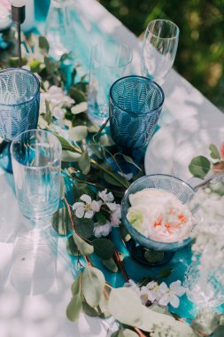 Düğün masası dekoru, açık havada, bahar bahçesinde, detaylar.