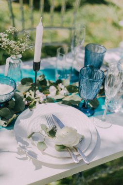 Düğün masası dekoru, açık havada, bahar bahçesinde, detaylar.