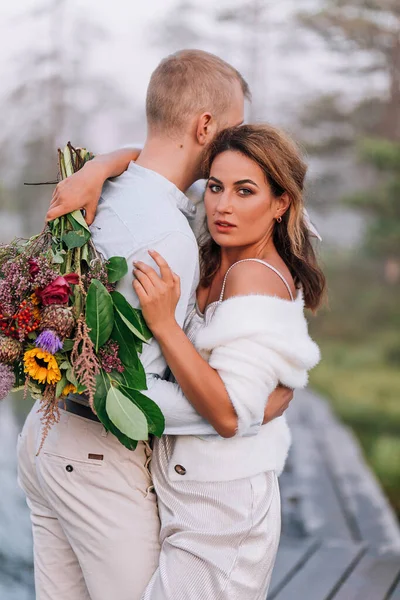 Junge Erwachsene Schöne Kaukasische Pärchen Sitzen See Schauen Einander Sonnenaufgang — Stockfoto