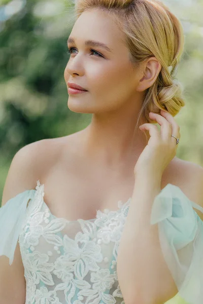 Bella Giovane Sposa Indossa Splendido Abito Sposa Nel Giardino Fiorito — Foto Stock