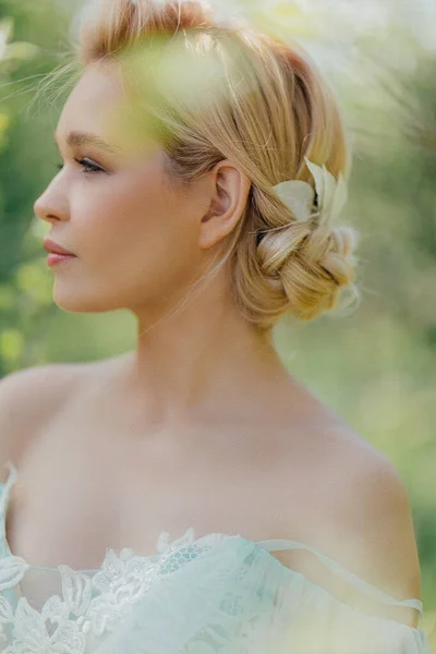 Hermosa Novia Joven Con Vestido Novia Magnífico Jardín Floreciente Primavera —  Fotos de Stock