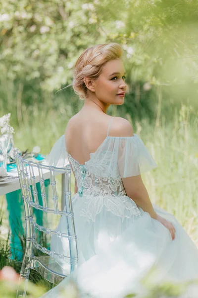 Bella Giovane Sposa Indossa Splendido Abito Sposa Nel Giardino Fiorito — Foto Stock