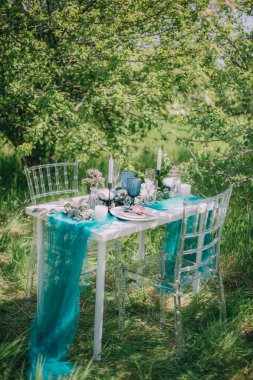 Düğün masası dekoru, açık havada, bahar bahçesinde, detaylar.