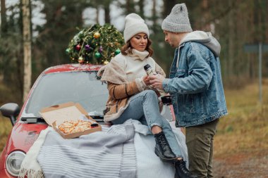 Genç bir çiftin kış aşkı hikayesi, erkek ve kadın, Noel ağacı, açık hava