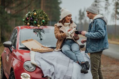 Genç bir çiftin kış aşkı hikayesi, erkek ve kadın, Noel ağacı, açık hava