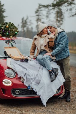 Genç bir çiftin kış aşkı hikayesi, erkek ve kadın, Noel ağacı, açık hava