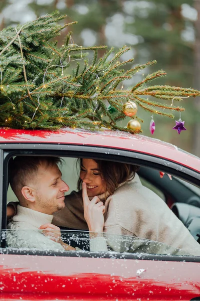 Winter Liefdesverhaal Van Jong Stel Man Vrouw Kerstboom Buiten — Stockfoto