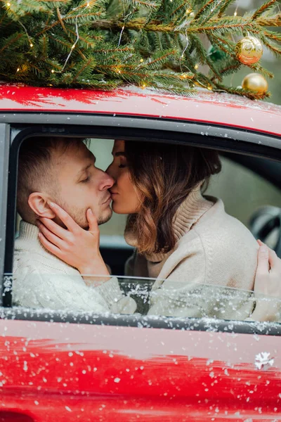 Winter Liefdesverhaal Van Jong Stel Man Vrouw Kerstboom Buiten — Stockfoto