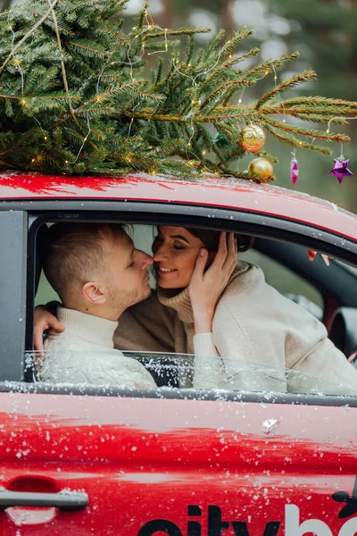 Historia Amor Invierno Pareja Joven Hombre Mujer Árbol Navidad Aire —  Fotos de Stock