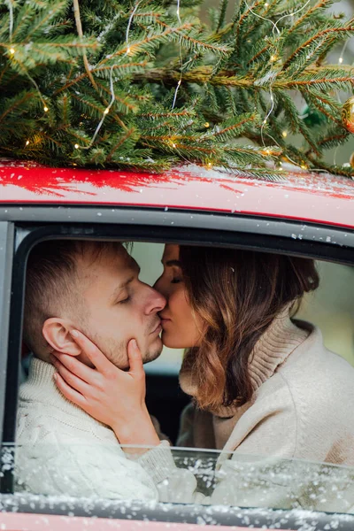 Winter Liefdesverhaal Van Jong Stel Man Vrouw Kerstboom Buiten — Stockfoto