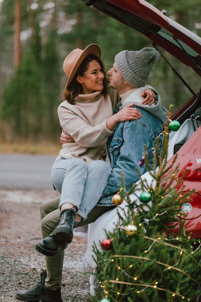 Winter Liebesgeschichte Von Jungem Paar Mann Und Frau Weihnachtsbaum Freien — Stockfoto