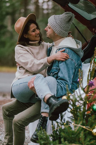 Winter Liebesgeschichte Von Jungem Paar Mann Und Frau Weihnachtsbaum Freien — Stockfoto