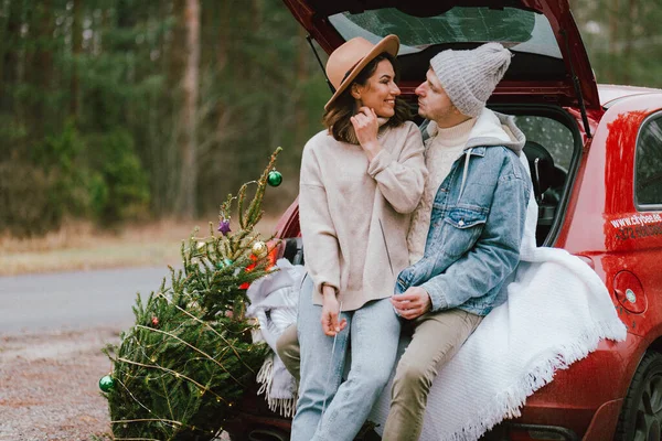 Winter Liebesgeschichte Von Jungem Paar Mann Und Frau Weihnachtsbaum Freien — Stockfoto