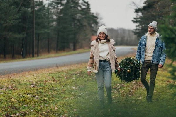 Genç Bir Çiftin Kış Aşkı Hikayesi Erkek Kadın Noel Ağacı — Stok fotoğraf