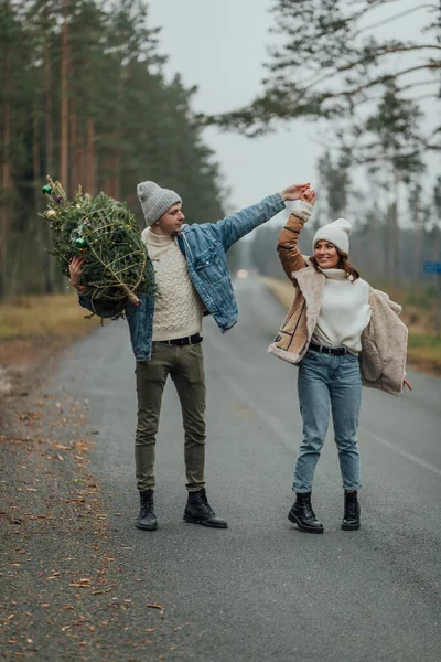 Inverno História Amor Jovem Casal Homem Mulher Árvore Natal Livre — Fotografia de Stock