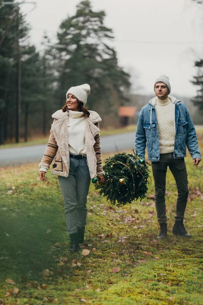 Historia Amor Invierno Pareja Joven Hombre Mujer Árbol Navidad Aire —  Fotos de Stock