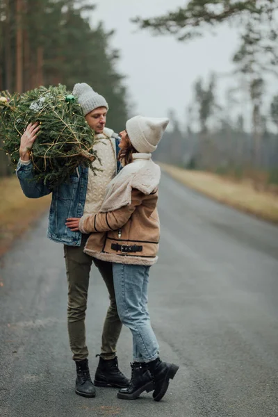 Winter Liebesgeschichte Von Jungem Paar Mann Und Frau Weihnachtsbaum Freien — Stockfoto