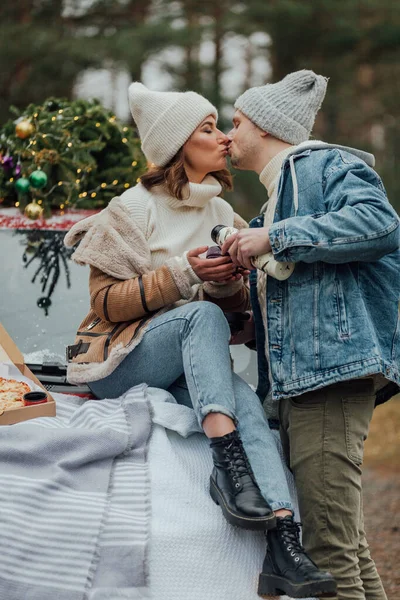 Winter Liebesgeschichte Von Jungem Paar Mann Und Frau Weihnachtsbaum Freien — Stockfoto