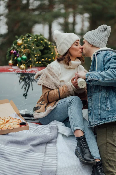 Zimní Milostný Příběh Mladého Páru Muže Ženy Vánoční Strom Venku — Stock fotografie