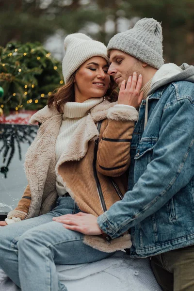 Winter Liebesgeschichte Von Jungem Paar Mann Und Frau Weihnachtsbaum Freien — Stockfoto