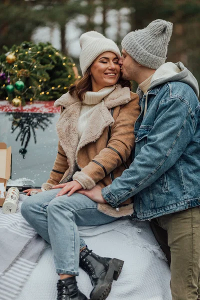 Winter Liebesgeschichte Von Jungem Paar Mann Und Frau Weihnachtsbaum Freien — Stockfoto