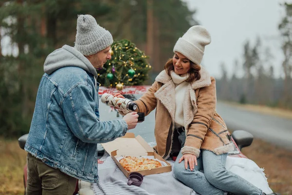 Historia Amor Invierno Pareja Joven Hombre Mujer Árbol Navidad Aire —  Fotos de Stock